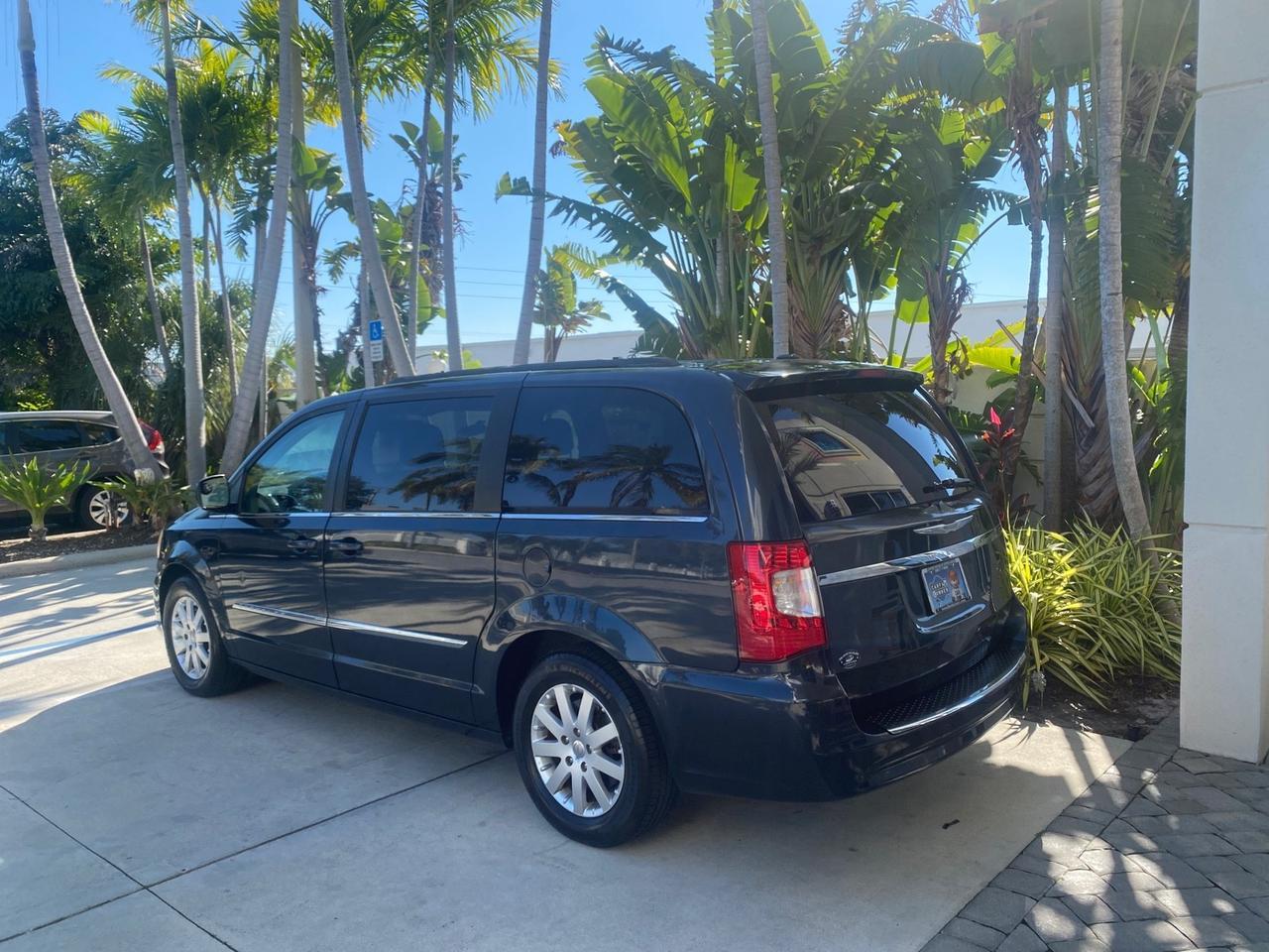 2014 Chrysler Town & Country Touring LOW MILES 64,377 1 OWNER FL Pompano Beach FL