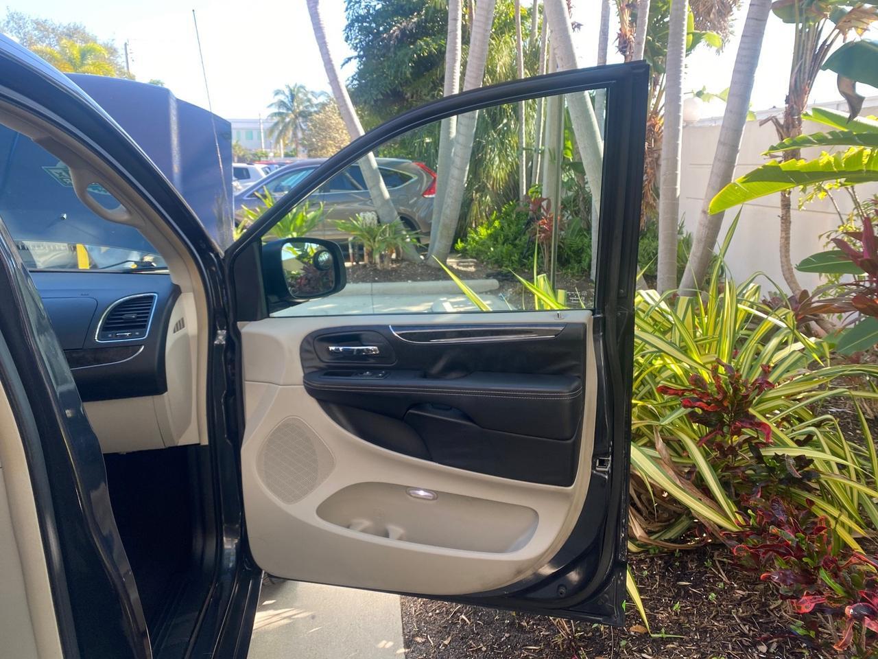 2014 Chrysler Town & Country Touring LOW MILES 64,377 1 OWNER FL Pompano Beach FL