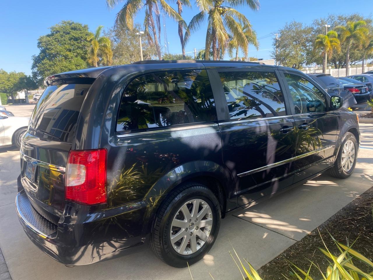 2014 Chrysler Town & Country Touring LOW MILES 64,377 1 OWNER FL Pompano Beach FL