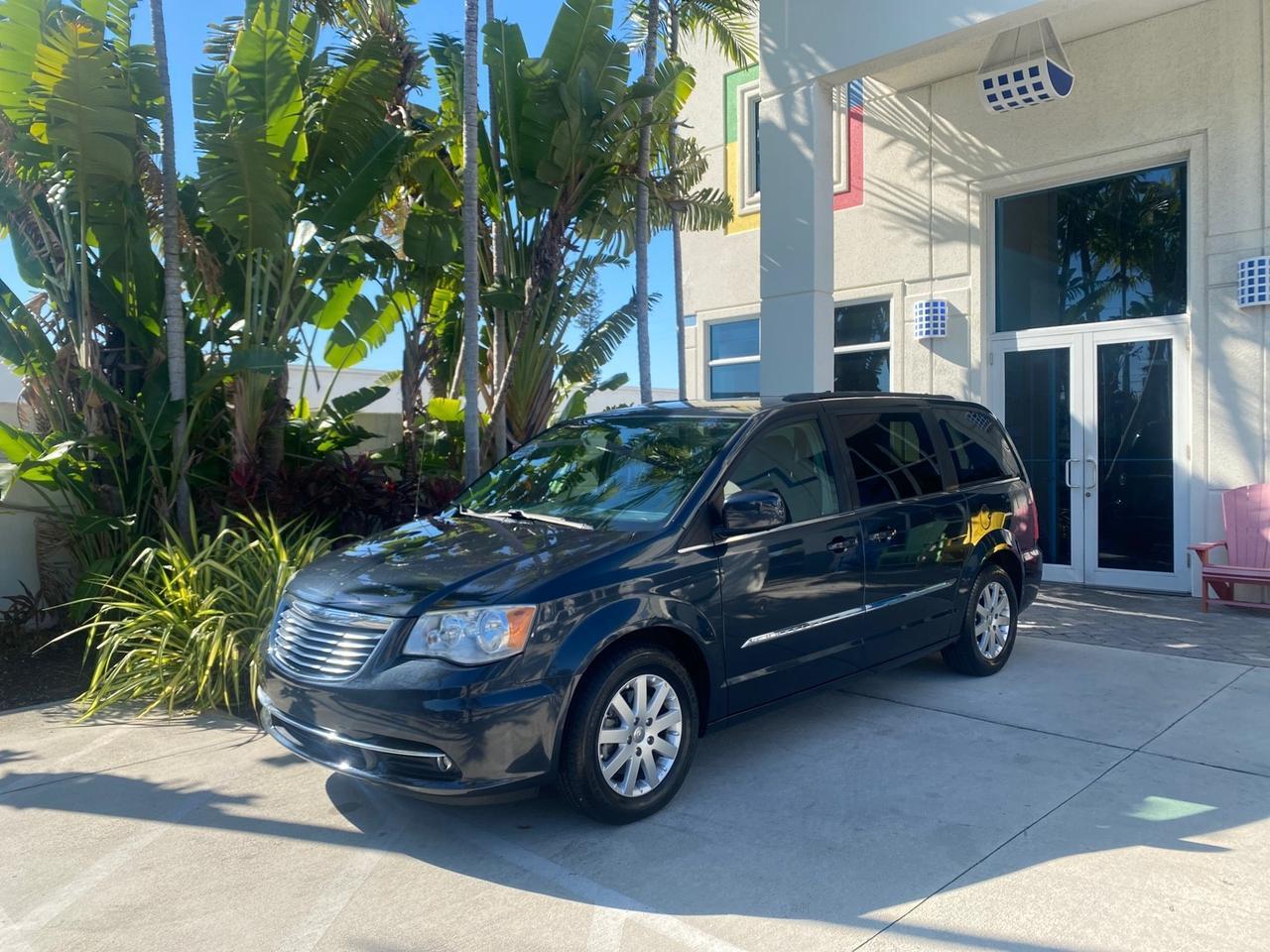 2014 Chrysler Town & Country Touring LOW MILES 64,377 1 OWNER FL Pompano Beach FL