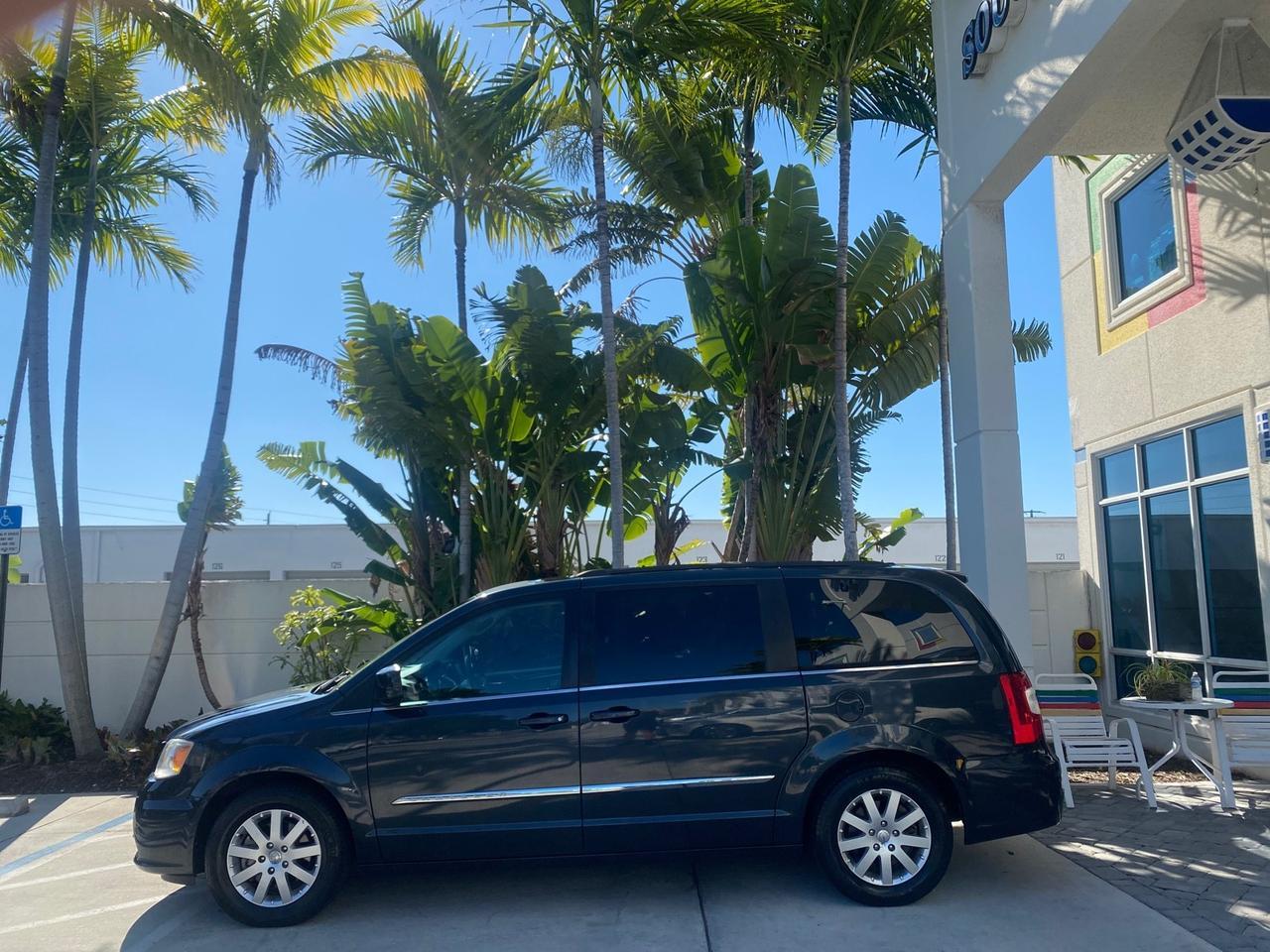 2014 Chrysler Town & Country Touring LOW MILES 64,377 1 OWNER FL Pompano Beach FL