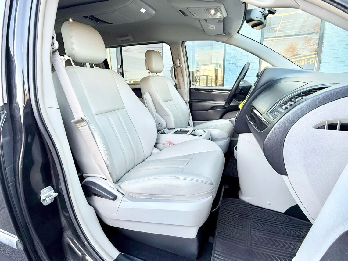 2014 Chrysler Town & Country Touring Minivan 4D Cincinnati OH