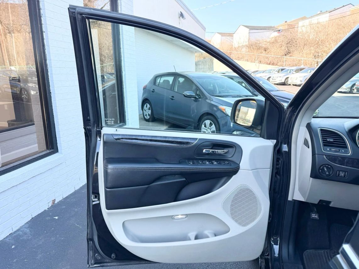 2014 Chrysler Town & Country Touring Minivan 4D Cincinnati OH