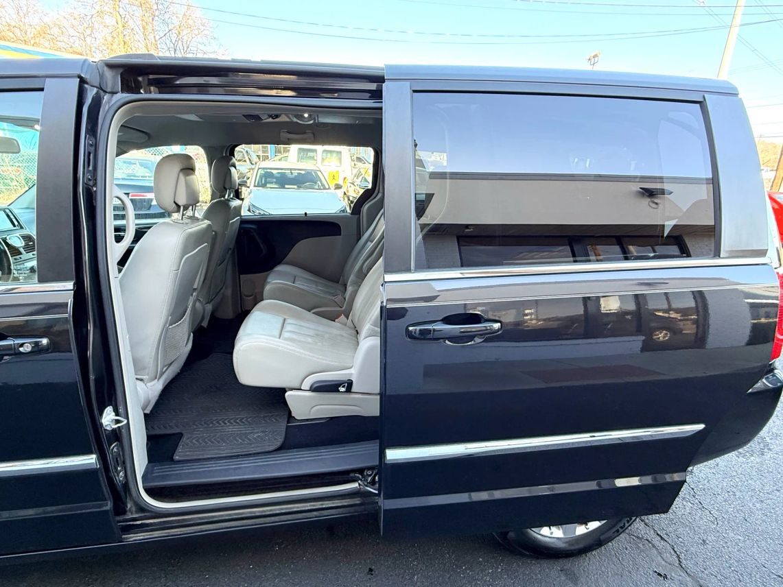 2014 Chrysler Town & Country Touring Minivan 4D Cincinnati OH