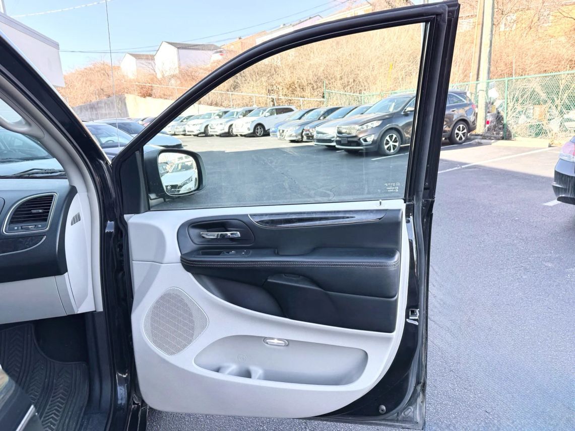 2014 Chrysler Town & Country Touring Minivan 4D Cincinnati OH