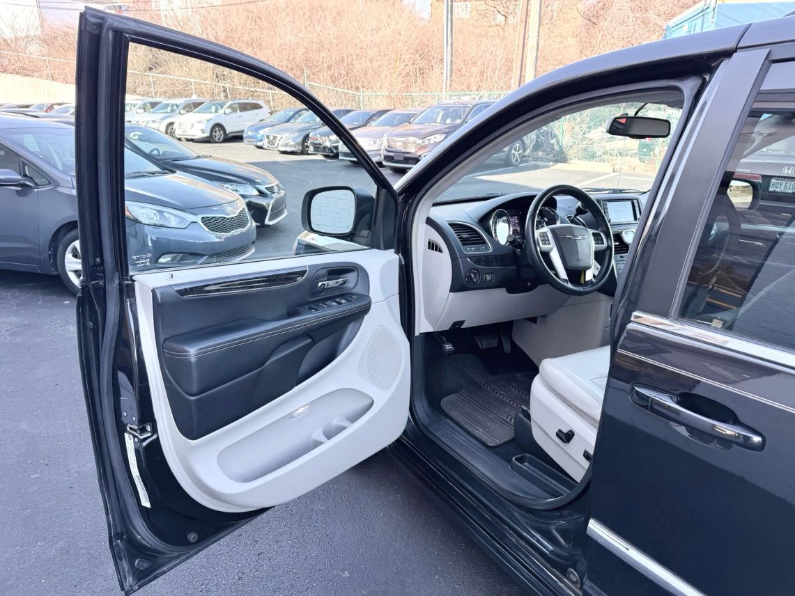 2014 Chrysler Town & Country Touring Minivan 4D Cincinnati OH