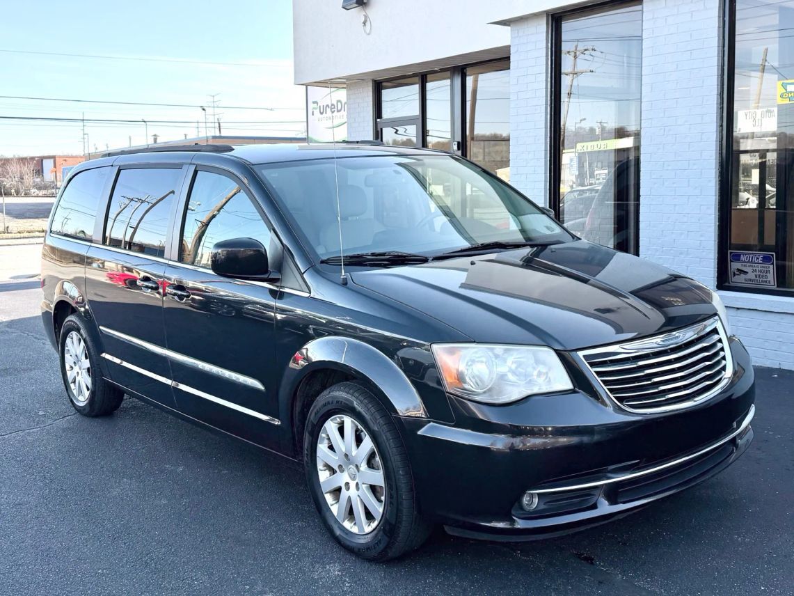 2014 Chrysler Town & Country Touring Minivan 4D