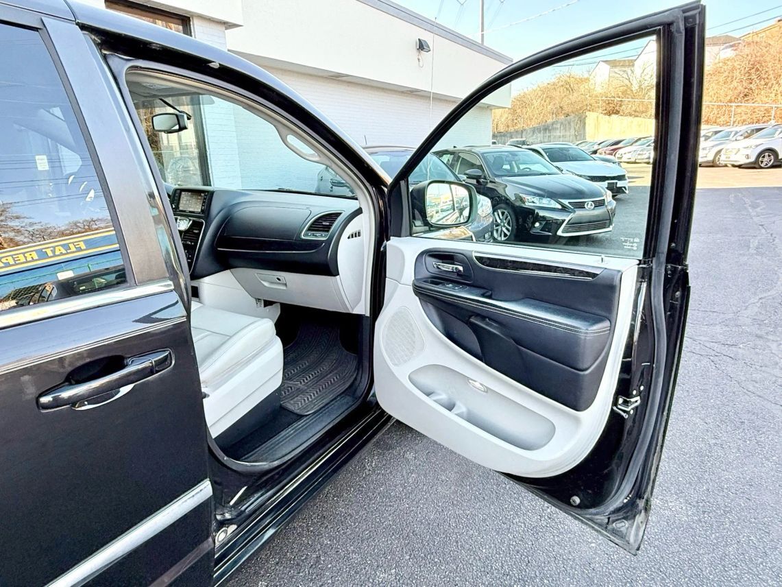 2014 Chrysler Town & Country Touring Minivan 4D Cincinnati OH