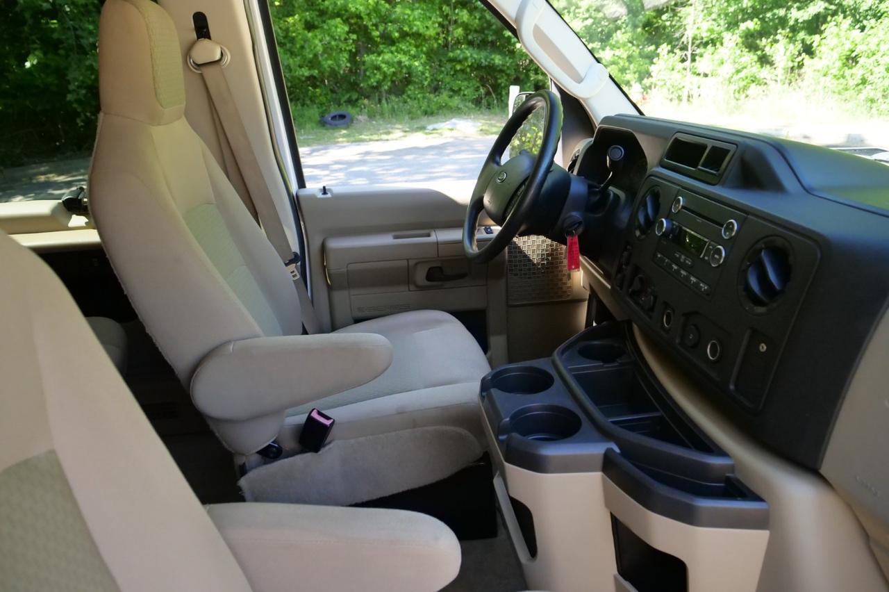 2014 Ford 3-350 XLT / 12 Passenger / 5.4L V8! Lincolnton NC