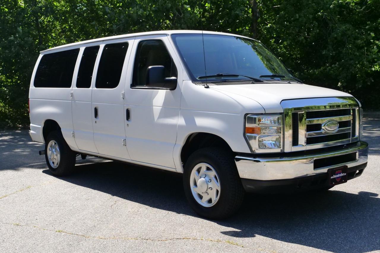 2014 Ford 3-350 XLT / 12 Passenger / 5.4L V8! Lincolnton NC