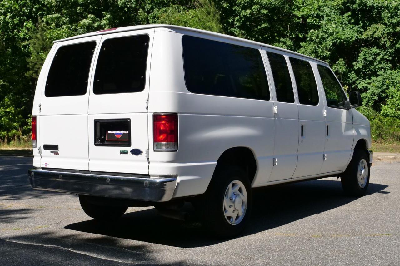 2014 Ford 3-350 XLT / 12 Passenger / 5.4L V8! Lincolnton NC
