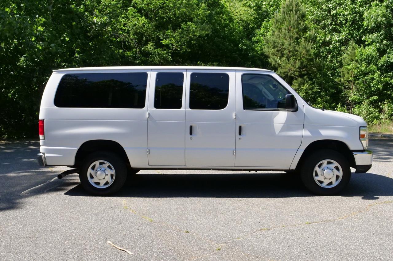 2014 Ford 3-350 XLT / 12 Passenger / 5.4L V8! Lincolnton NC