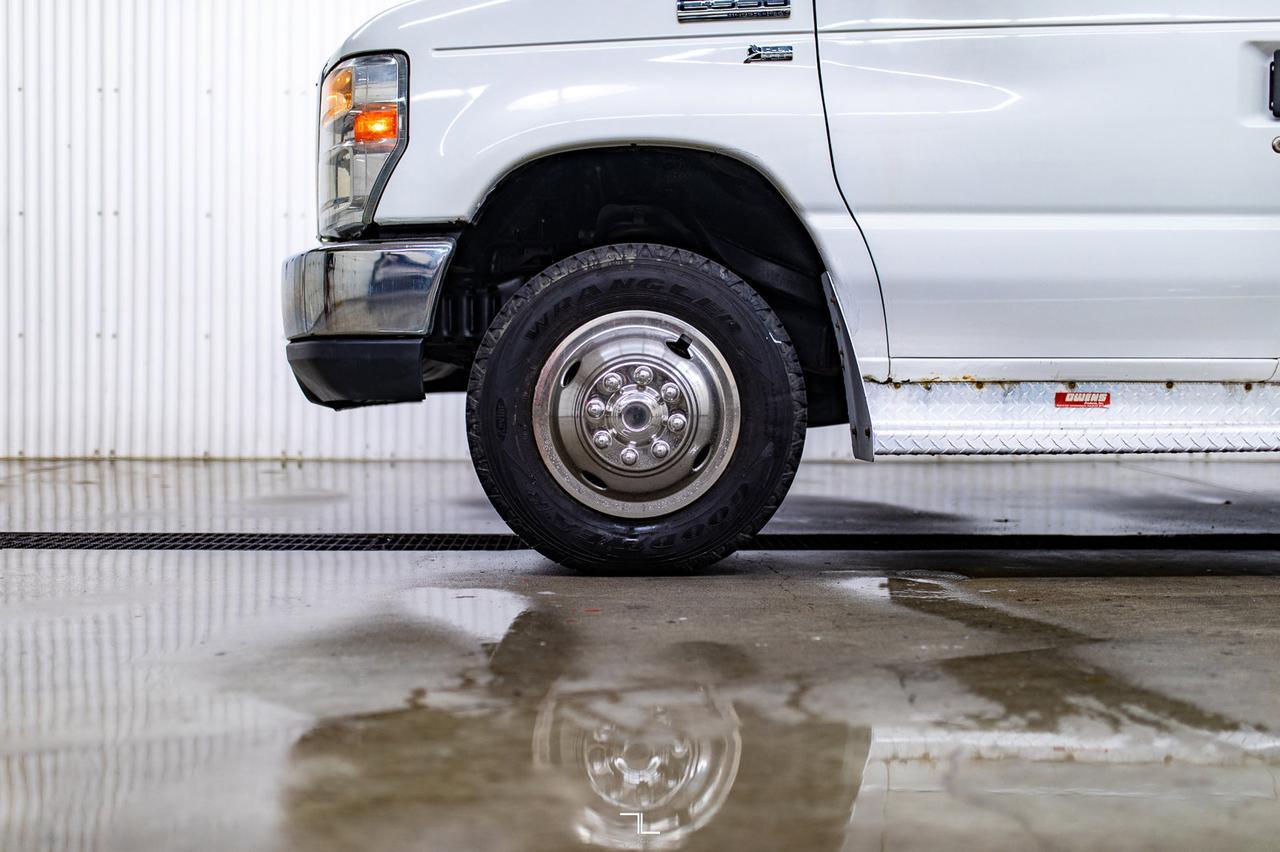 2014 Ford E-350 Cutaway Bus 10 Passenger Wheelchair Access Red Deer AB