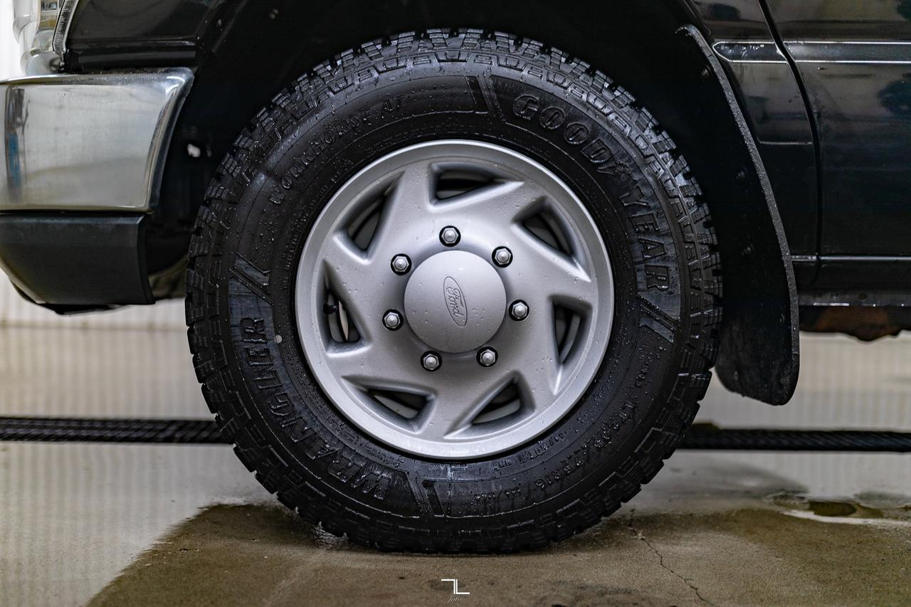 2014 Ford E-350 XLT 15 Passenger Red Deer AB