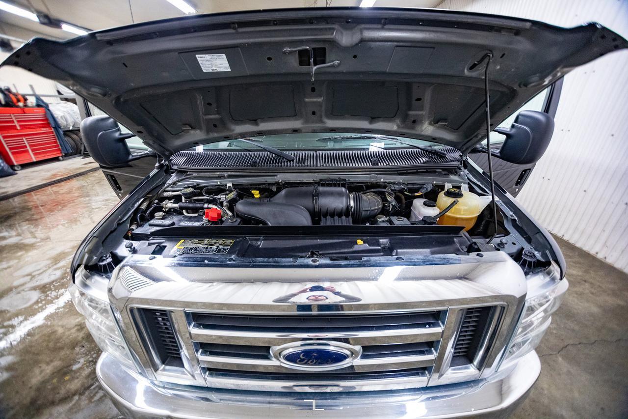 2014 Ford E-350 XLT 15 Passenger Red Deer AB