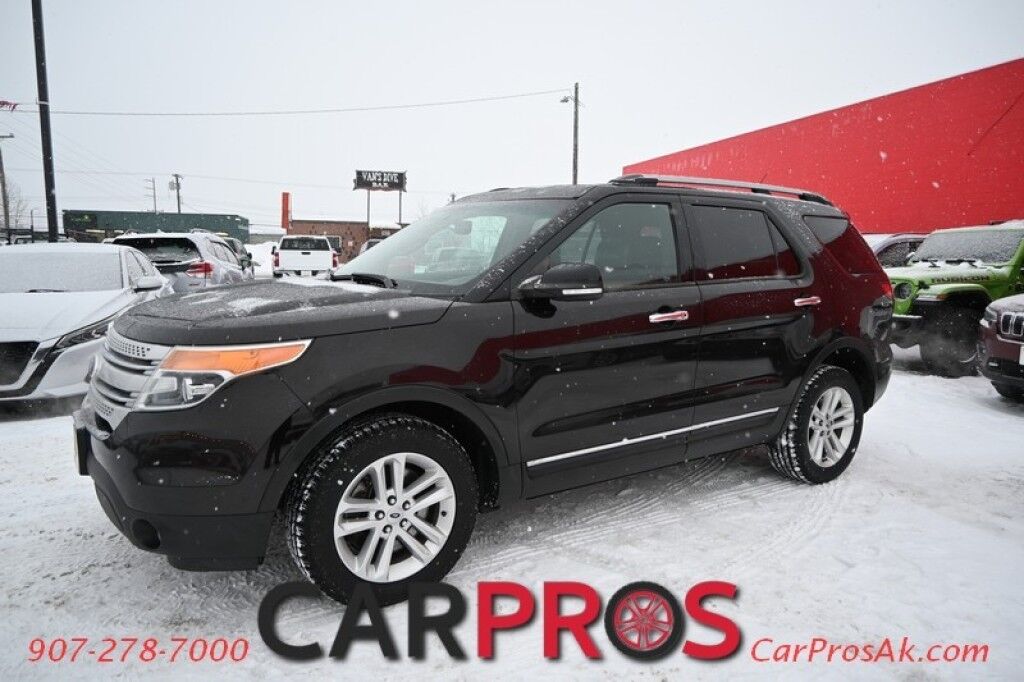 2014 Ford Explorer XLT - 4X4 - Power Front Leather Heated Seats - 3rd Row Seats 7 - Bluetooth - Remote Start - Block Heater - Dual Panel Moonroof - Review Camera - Fog Lights - Tow Pkg - 1 Owner