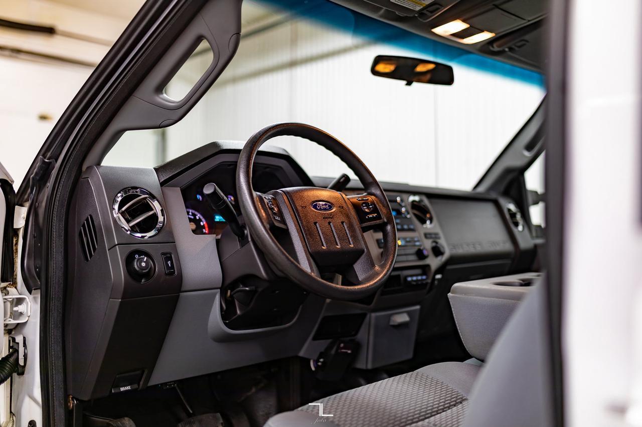 2014 Ford F-350 4x4 Crew Cab XLT Dually Deck Red Deer AB