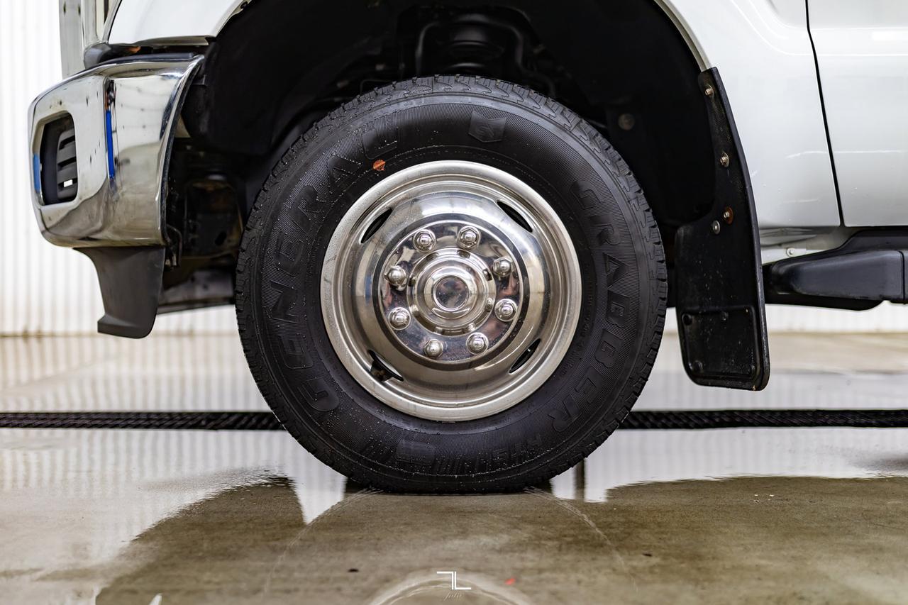 2014 Ford F-350 4x4 Crew Cab XLT Dually Deck Red Deer AB