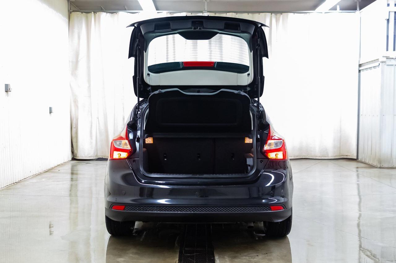 2014 Ford Focus SE Hatchback Leather Roof Nav Red Deer AB