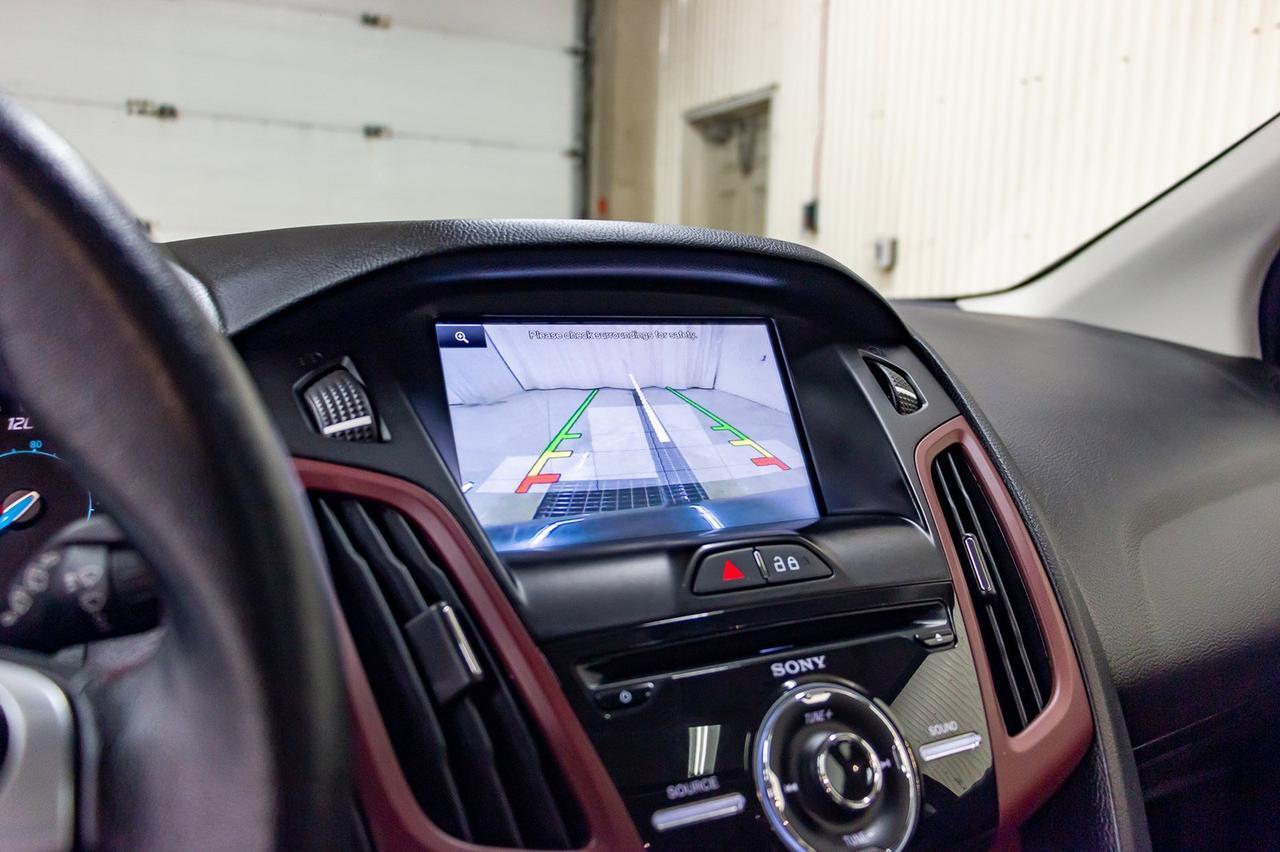 2014 Ford Focus SE Hatchback Leather Roof Nav Red Deer AB