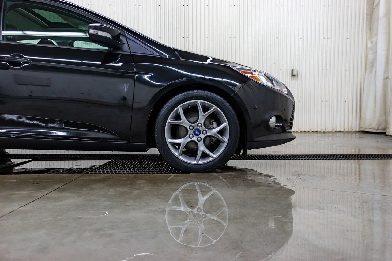 2014 Ford Focus SE Hatchback Leather Roof Nav Red Deer AB