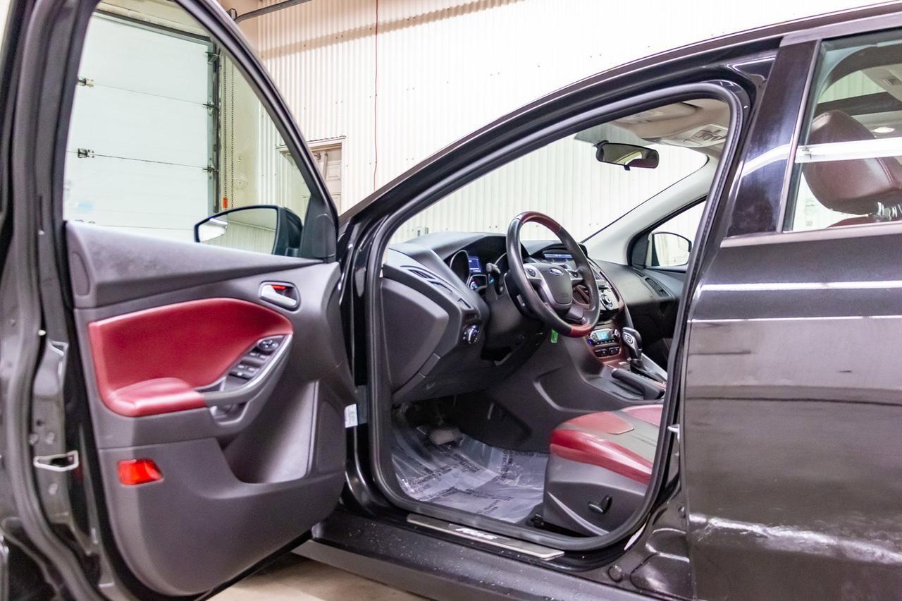 2014 Ford Focus SE Hatchback Leather Roof Nav Red Deer AB