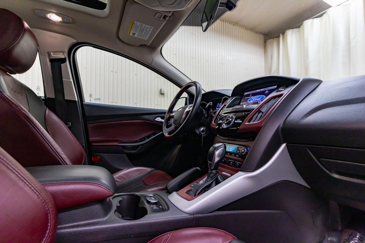 2014 Ford Focus SE Hatchback Leather Roof Nav Red Deer AB
