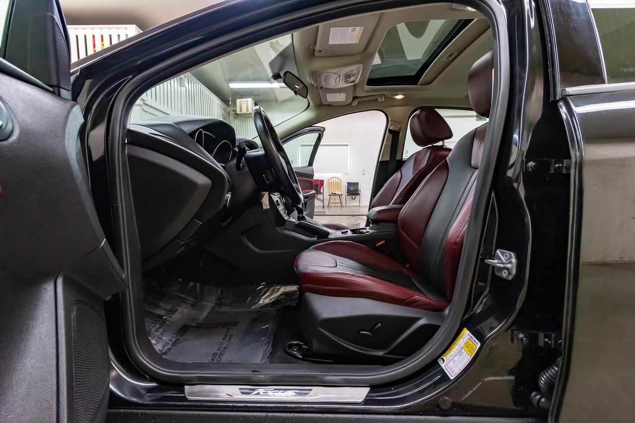 2014 Ford Focus SE Hatchback Leather Roof Nav Red Deer AB