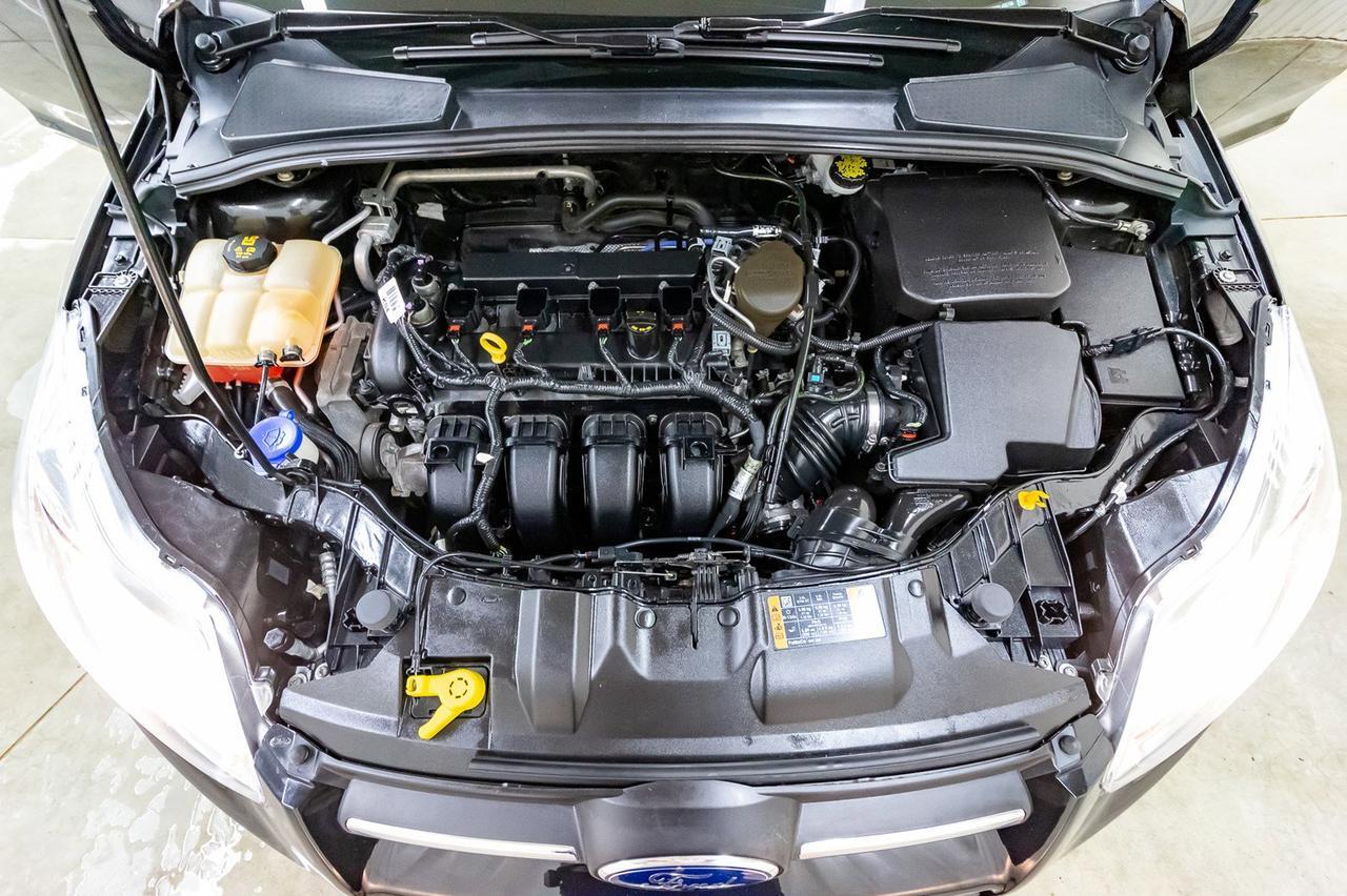 2014 Ford Focus SE Hatchback Leather Roof Nav Red Deer AB