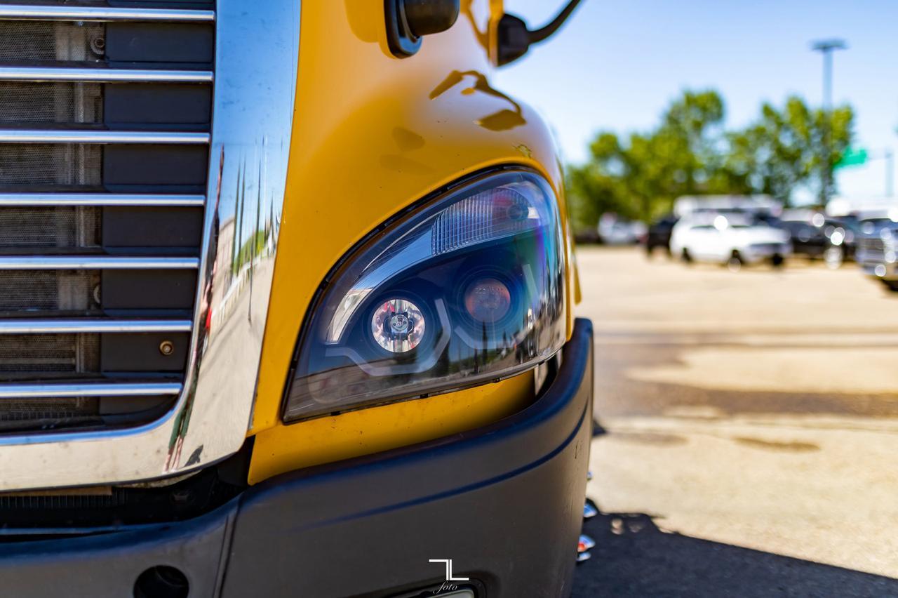 2014 Freightliner Cascadia 125 Day Cab Heavy Spec Red Deer AB