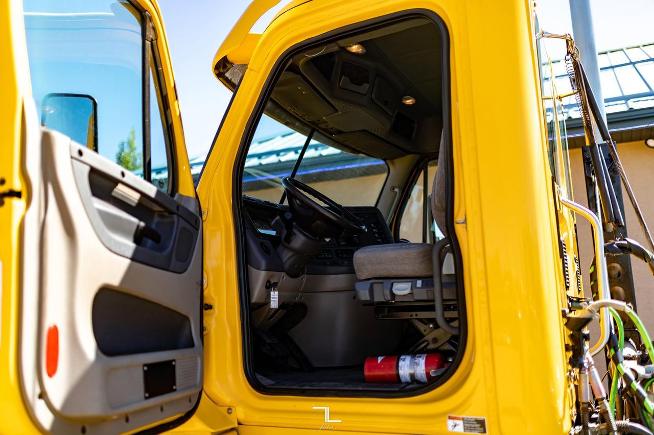 2014 Freightliner Cascadia 125 Day Cab Heavy Spec Red Deer AB
