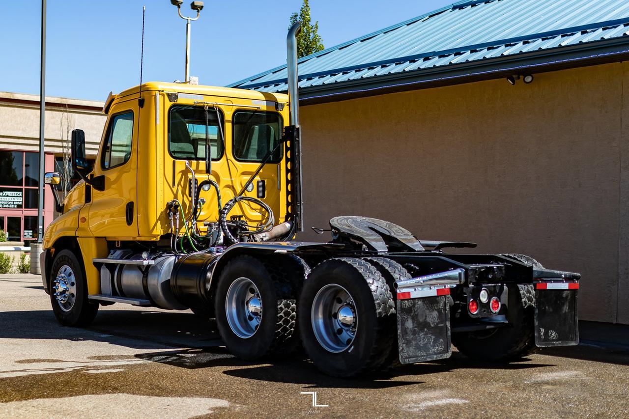 2014 Freightliner Cascadia 125 Day Cab Heavy Spec Red Deer AB