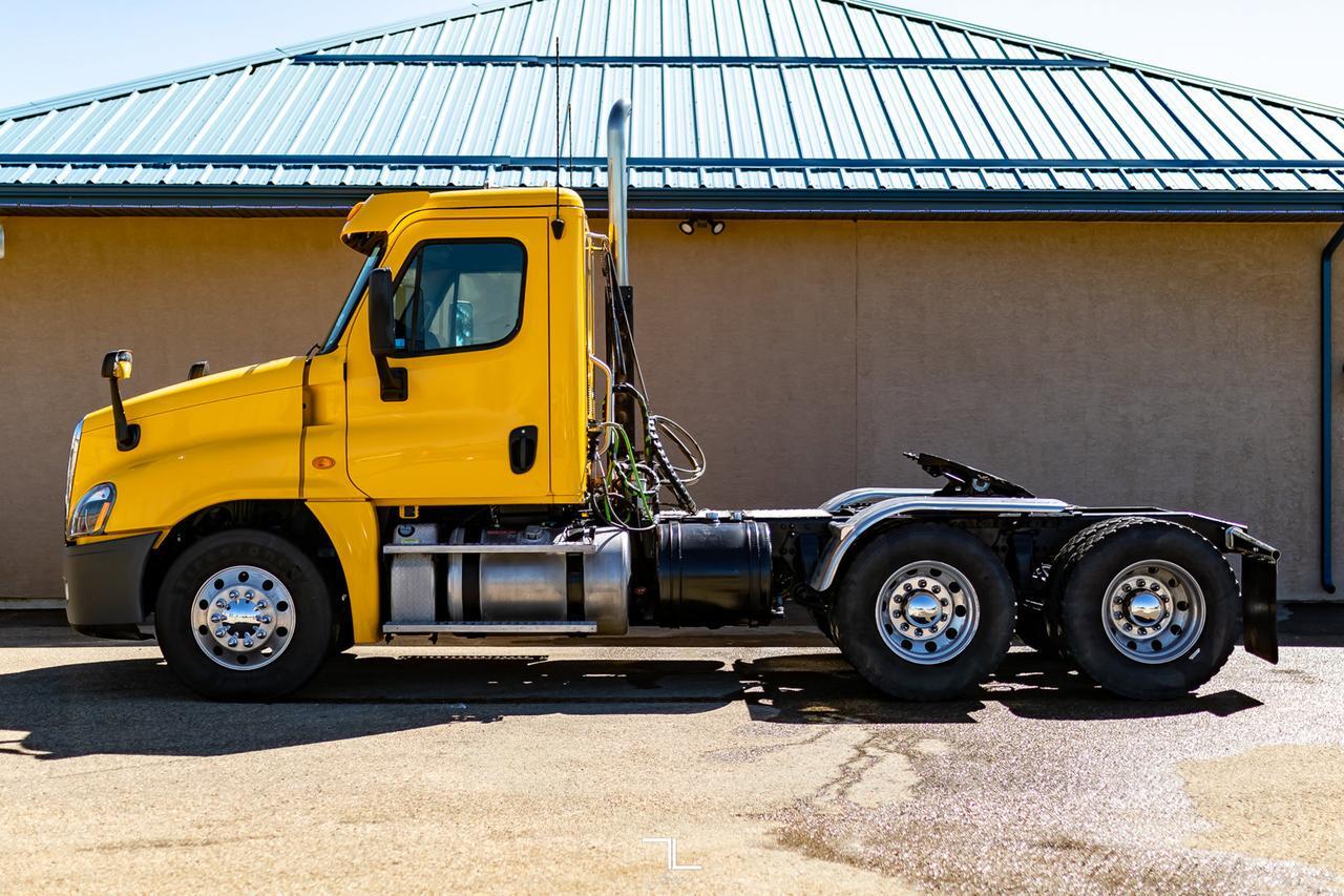 2014 Freightliner Cascadia 125 Day Cab Heavy Spec Red Deer AB