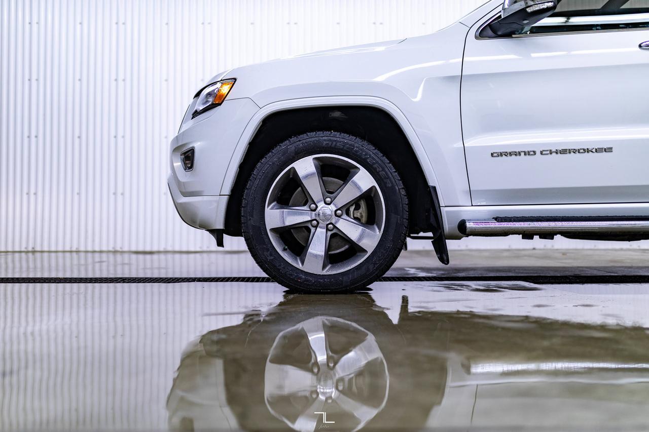 2014 Jeep Grand Cherokee 4x4 Overland HEMI Leather Roof Nav BCam Red Deer AB