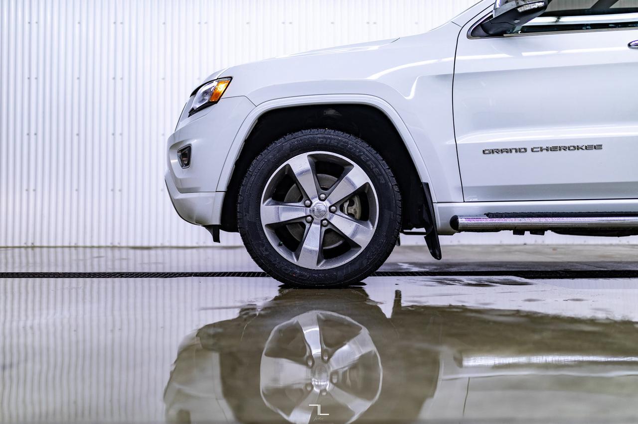 2014 Jeep Grand Cherokee 4x4 Overland HEMI Leather Roof Nav BCam Red Deer AB