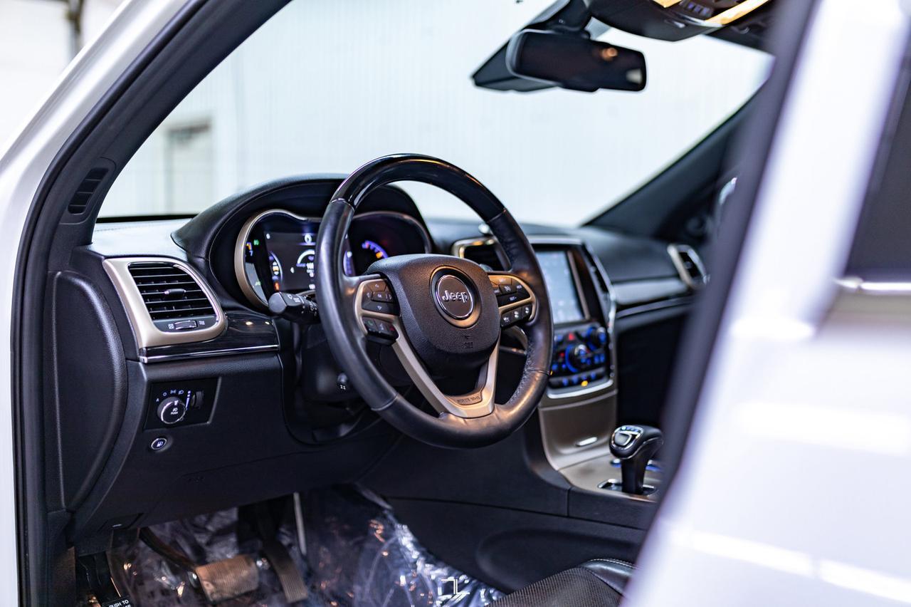 2014 Jeep Grand Cherokee 4x4 Overland HEMI Leather Roof Nav BCam Red Deer AB