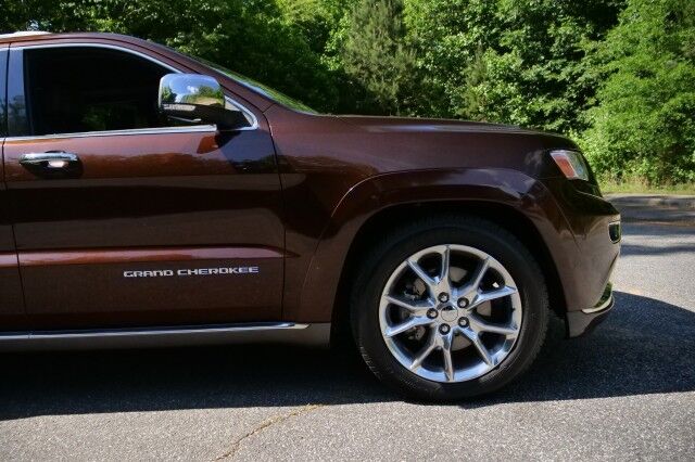 2014 Jeep Grand Cherokee Summit / 4WD / 5.7L V8 / Rear Entertainment! High Point NC