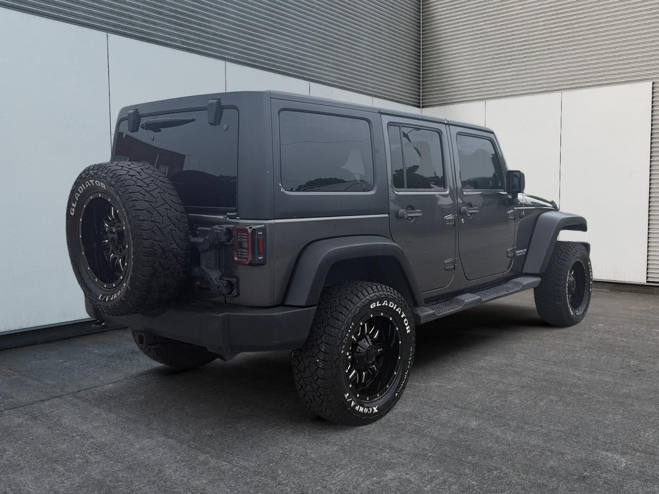 2014 Jeep Wrangler Unlimited Rubicon, HEATED SEATS, BLUETOOTH, RUNNING BOARDS, TOW PACKAGE, FENDER FLARES, POWER/HEATED MIRRORS, KEYLESS ENTRY, TOW HOOKS, LOW MILES, THIS JEEP IS READY FOR ITS NEXT ADVENTURE! Norfolk VA