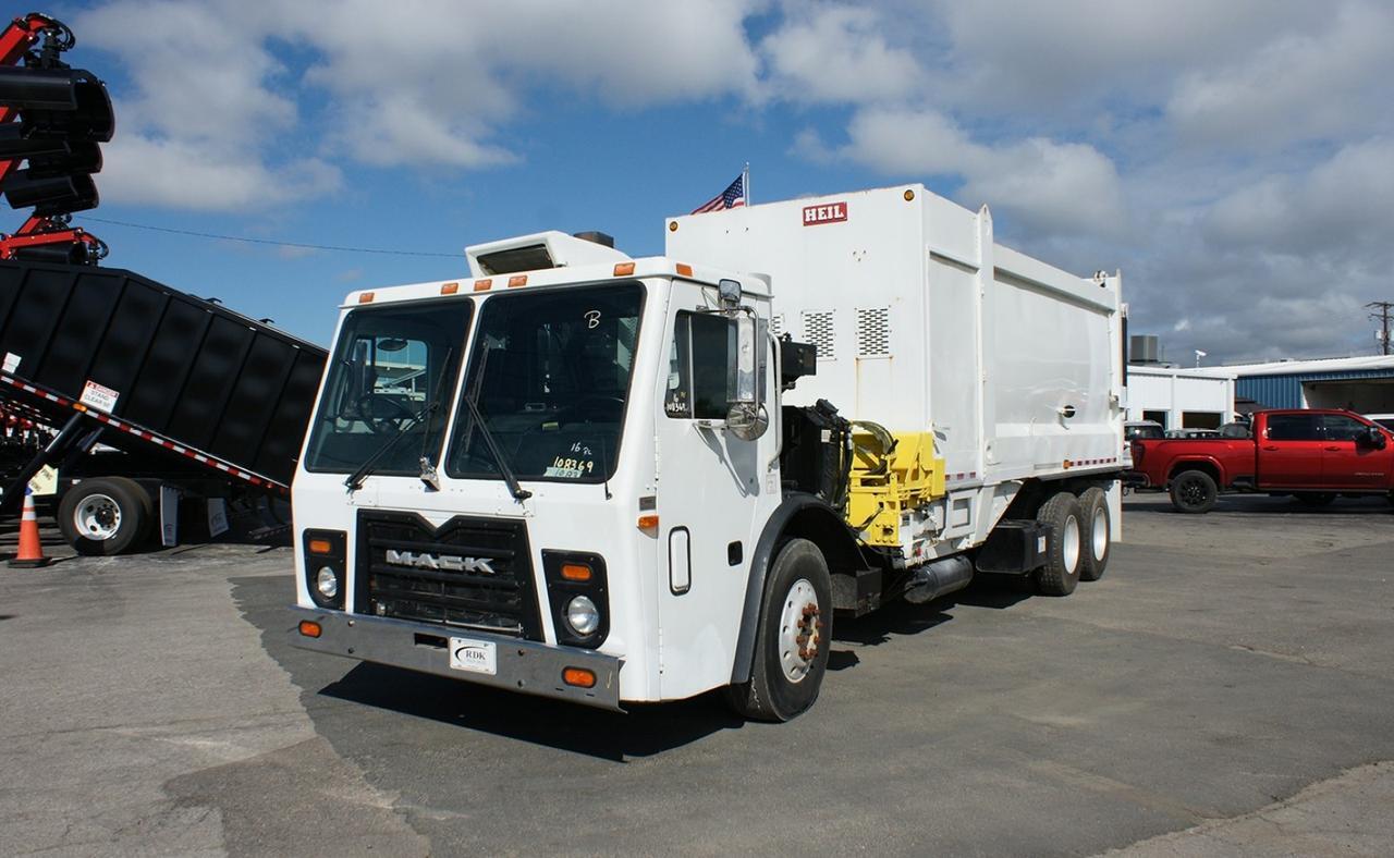 2014 Mack LEU613 30 yd. Heil Side Loader Garbage Truck