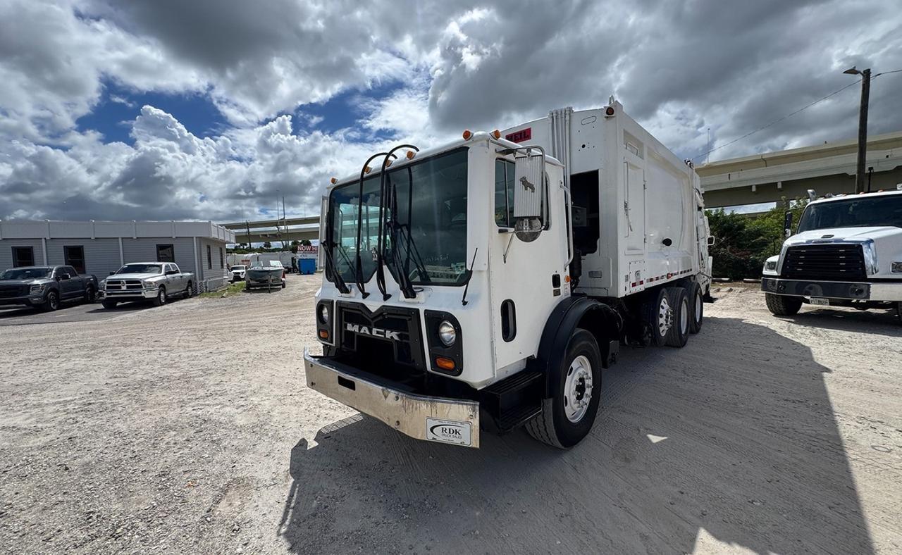 2014 Mack MRU613 25 Yard Heil Rear Loader Garbage Truck