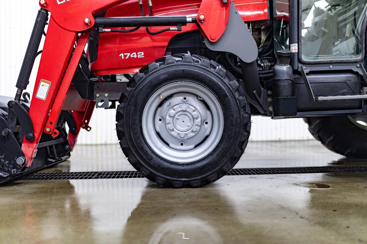 2014 Massey Ferguson 1742 4x4 Tractor Cab/Loader Diesel Red Deer AB