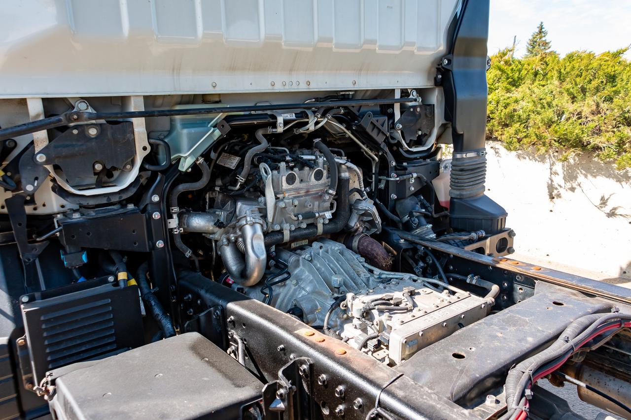 2014 Mitsubishi Fuso 4x4 FG Canter Box & Hoist Diesel Red Deer AB