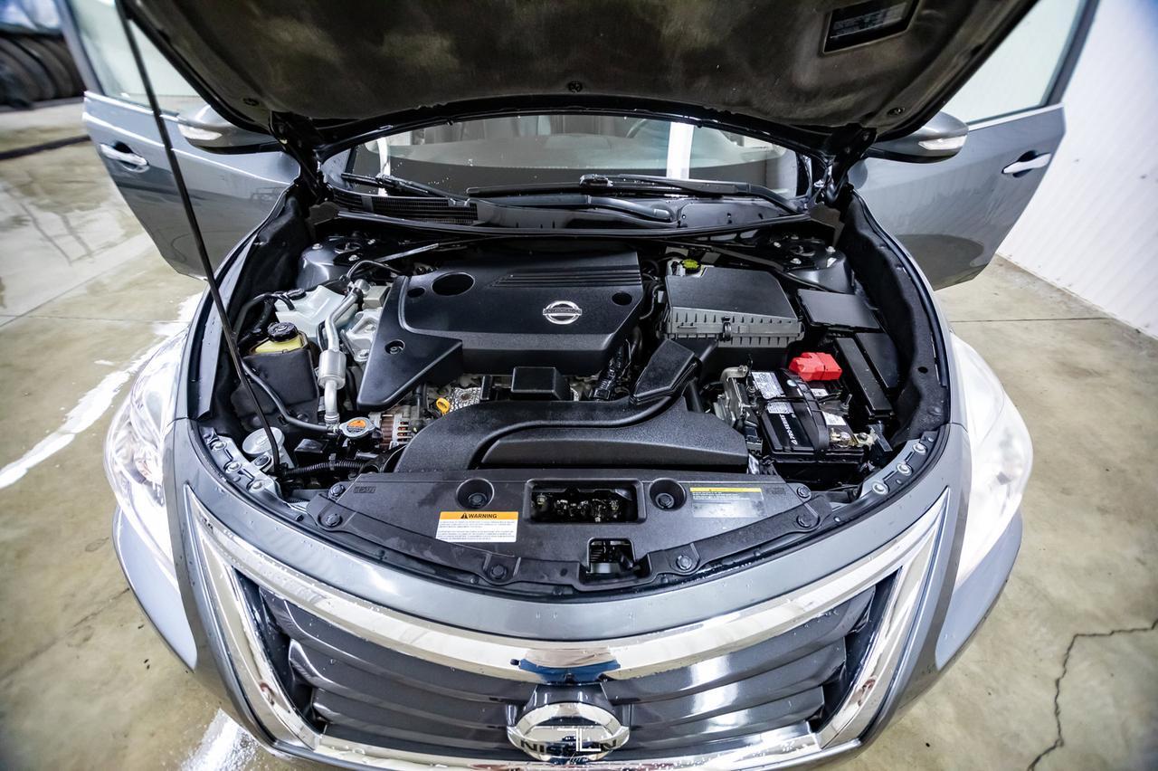 2014 Nissan Altima SL Leather Roof Nav BCam Red Deer AB