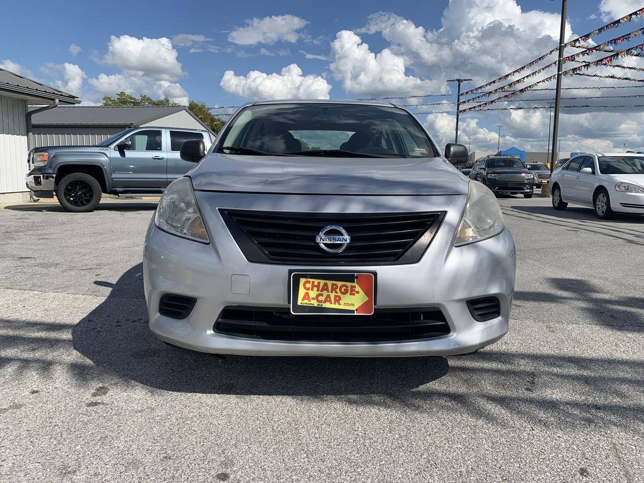 2014 Nissan Versa Sedan photo 2