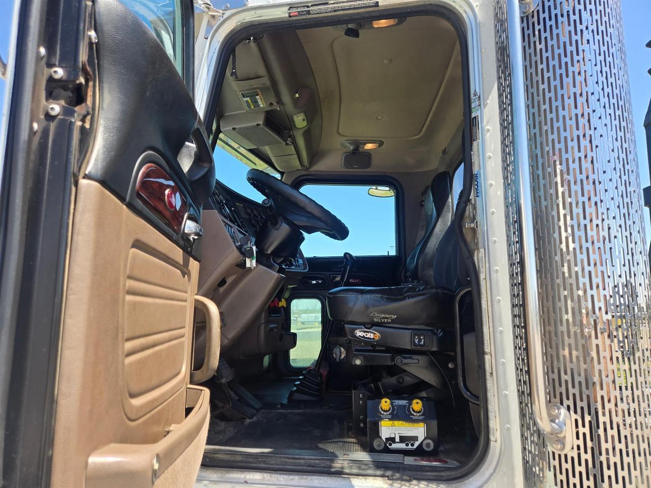 2014 Peterbilt 367 in Rochester, MN — photo 7