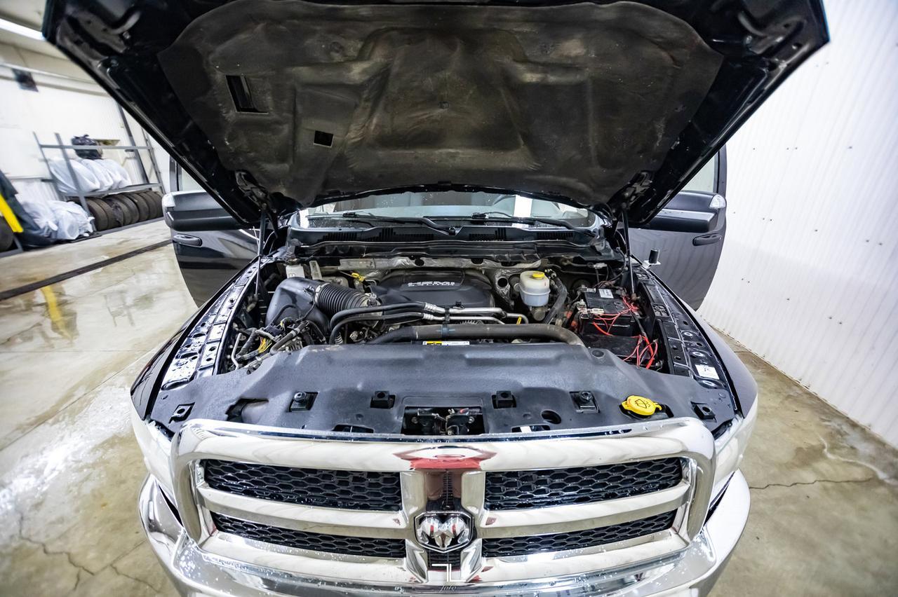 2014 Ram 3500 4x4 Crew Cab SXT Dually HEMI Red Deer AB