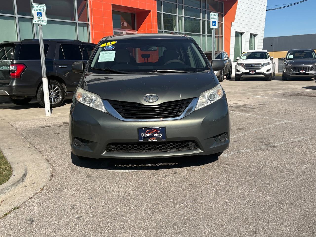 2014 Toyota Sienna LE V6 8 Passenger