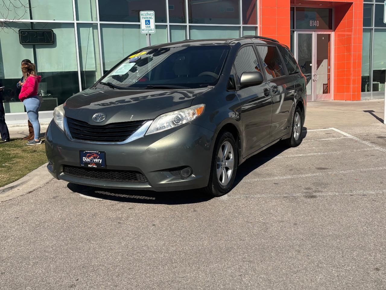 2014 Toyota Sienna LE V6 8 Passenger