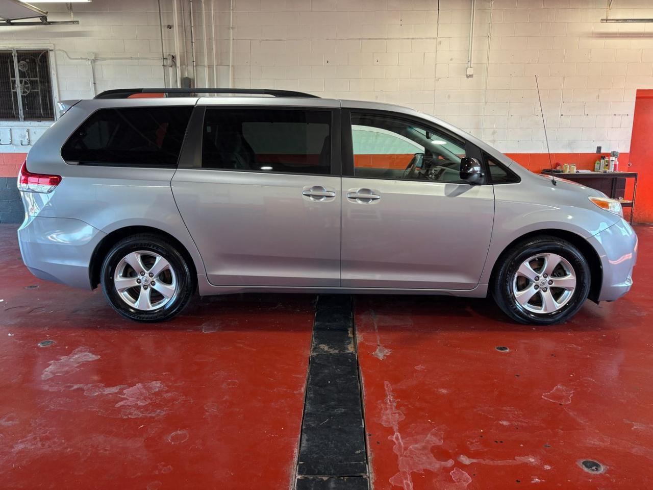 2014 Toyota Sienna LE V6 8 Passenger