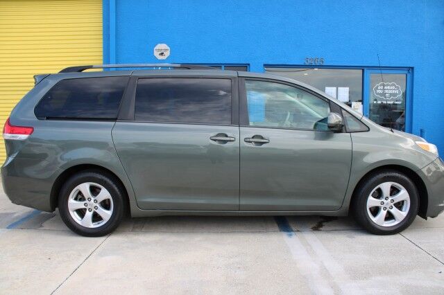 2014 Toyota Sienna V6 LE FWD MOBILITY